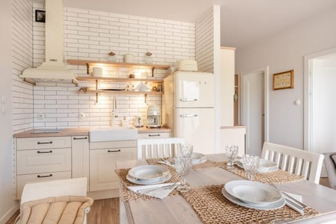 Kitchen or kitchenette, Dining area