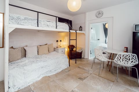 Photo of the whole room, Seating area, bunk bed