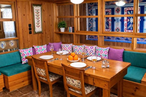 Food and drinks, Seating area, Dining area, Food