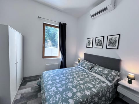 Bed, Bedroom, air conditioner