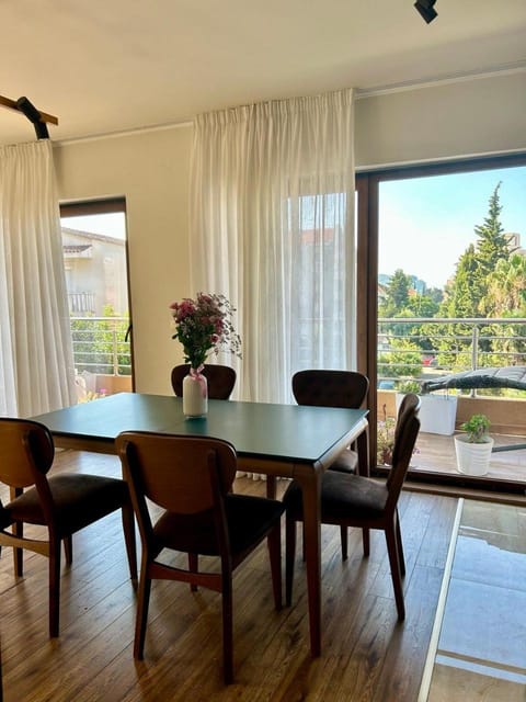 View (from property/room), Balcony/Terrace, Living room, Seating area, Dining area
