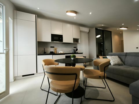 TV and multimedia, Kitchen or kitchenette, Living room, Seating area, Dining area, oven