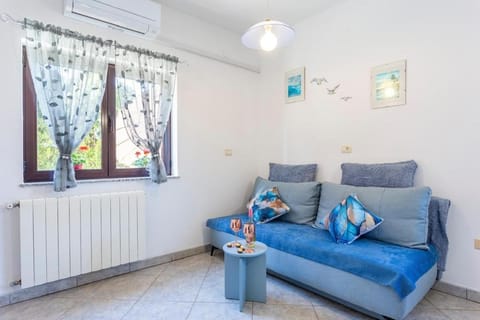 Living room, Seating area, internet, air conditioner