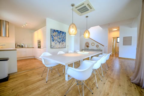 Kitchen or kitchenette, Living room, Seating area, Dining area, air conditioner