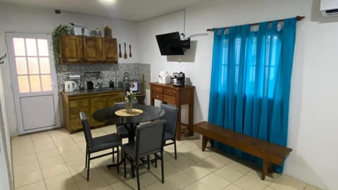 TV and multimedia, Coffee/tea facilities, Kitchen or kitchenette, Dining area, oven, stove, toaster
