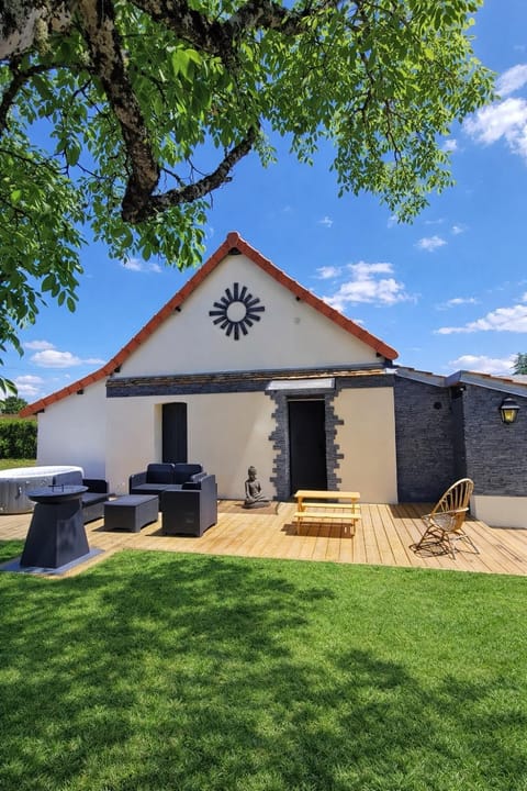 Property building, Spring, Day, Garden, Garden view