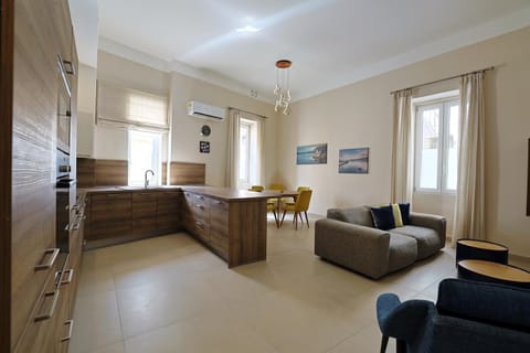 TV and multimedia, Kitchen or kitchenette, Living room, Seating area, Dining area