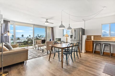 Kitchen or kitchenette, Living room, Seating area, Dining area