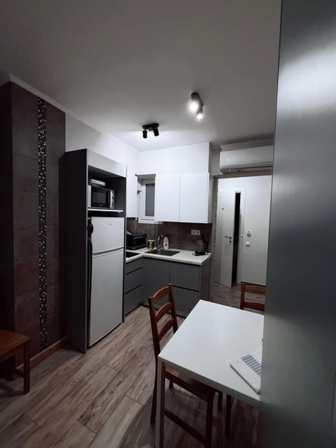Kitchen or kitchenette, Dining area, stove