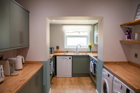 Coffee/tea facilities, Kitchen or kitchenette, dishwasher, flat iron, oven, washing machine, dryer, kitchen