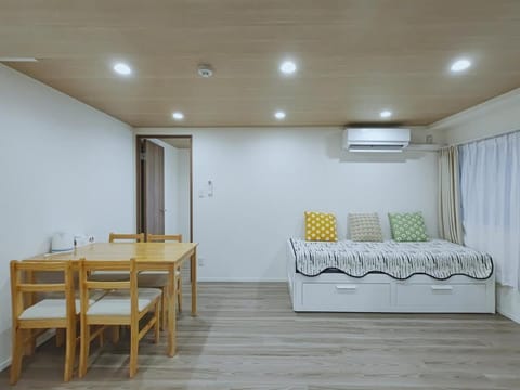 Bed, Living room, Seating area, Dining area, air conditioner