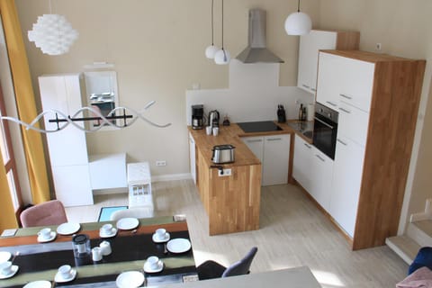 Coffee/tea facilities, Kitchen or kitchenette, Dining area, oven, stove, toaster