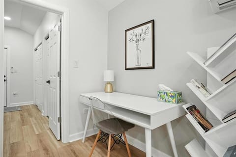 Beacons' Nest, Valpo U, Downtown & Dunes House in Valparaiso