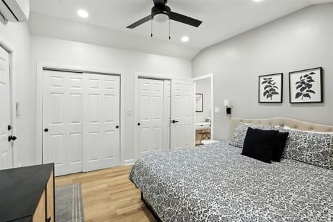 Beacons' Nest, Valpo U, Downtown & Dunes House in Valparaiso