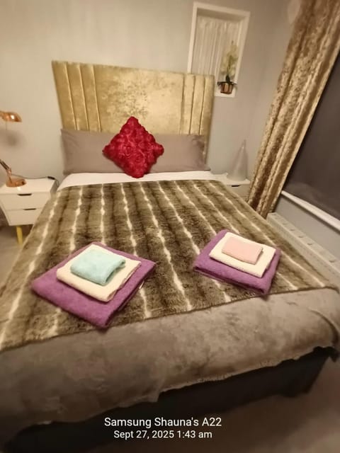 Bed, towels
