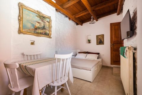 Bed, TV and multimedia, Seating area