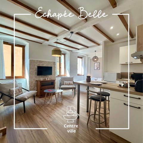 TV and multimedia, Coffee/tea facilities, Kitchen or kitchenette, Dining area, Text overlay