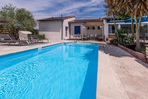 Patio, Dining area, Swimming pool, sunbed