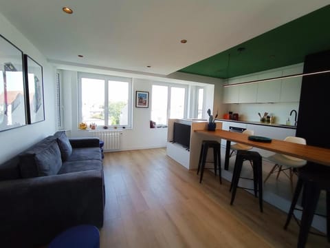Kitchen or kitchenette, Seating area