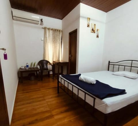 Bed, Photo of the whole room, Bedroom, towels, air conditioner
