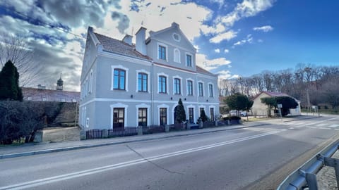 Property building, Neighbourhood