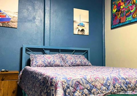 Bed, People, Bathroom, TV and multimedia, Photo of the whole room, Bedroom, Landmark view, Family, internet, pet friendly, air conditioner