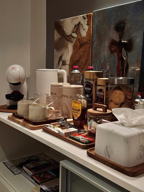 Coffee/tea facilities, Food and drinks, Food