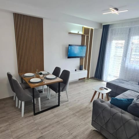 Communal lounge/ TV room, TV and multimedia, Living room, Seating area, Dining area, Evening entertainment