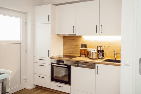 Coffee/tea facilities, Kitchen or kitchenette, stove