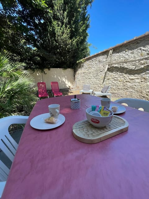 Patio, Garden, Food and drinks, Dining area