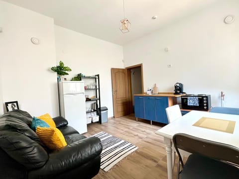Living room, Seating area, Dining area, oven