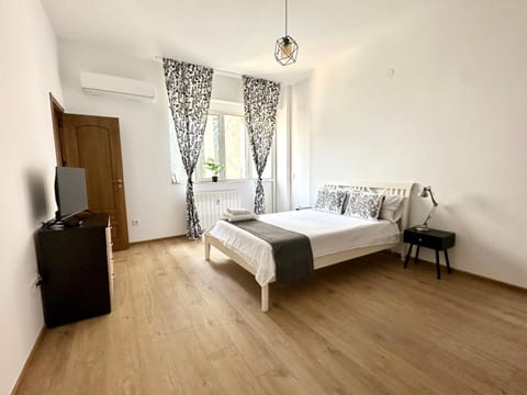 Bed, TV and multimedia, Photo of the whole room, Bedroom, heating, air conditioner