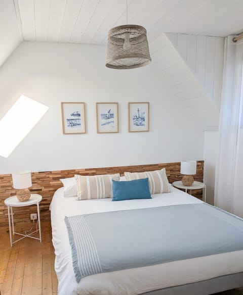 Bed, Seating area, Bedroom, Sea view