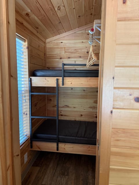 Bedroom, bunk bed