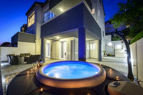 Property building, Hot Tub, Balcony/Terrace
