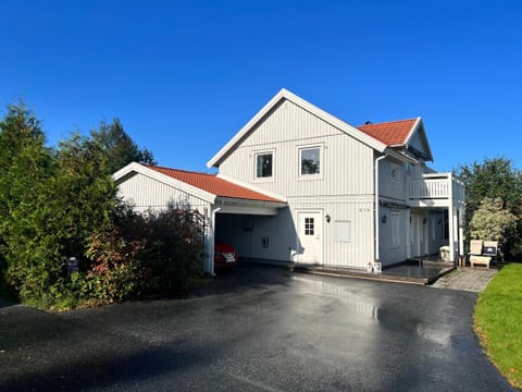 Property building, Day, Neighbourhood, Street view, Parking