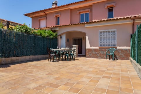 Property building, Patio, Balcony/Terrace, Dining area