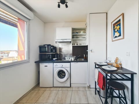 Coffee/tea facilities, Kitchen or kitchenette, Dining area, oven, stove, washing machine