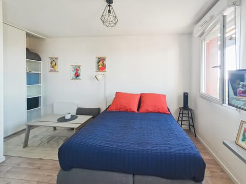 Bed, TV and multimedia, Living room, Photo of the whole room, Seating area, Bedroom