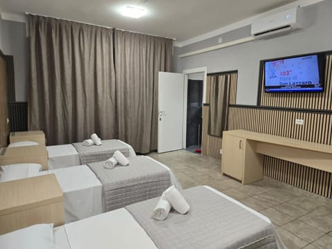 Bed, TV and multimedia, Bedroom