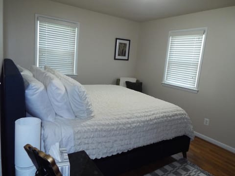 9 Bedroom 6 Bath - Entire House House in Alexandria