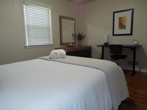 9 Bedroom 6 Bath - Entire House House in Alexandria