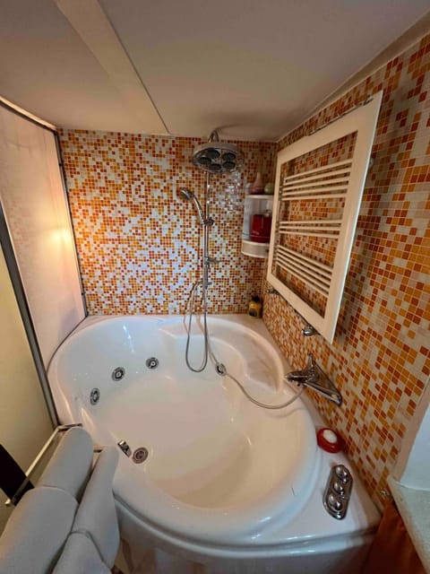 Hot Tub, Bathroom, towels