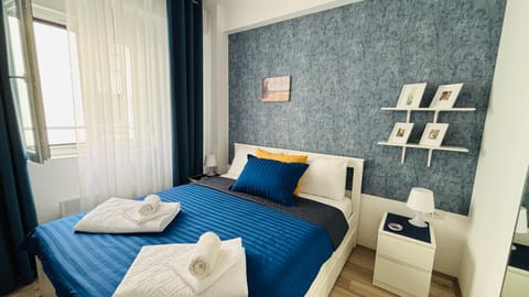 Bed, Bedroom, towels