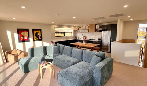 Kitchen or kitchenette, Living room, Seating area, Dining area, stove