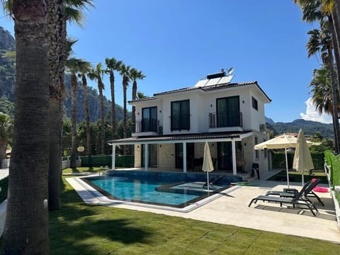 Property building, Patio, Day, Garden, Garden, Balcony/Terrace, Garden view, Pool view, Swimming pool, sunbed