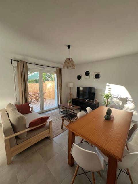 Communal lounge/ TV room, Dining area