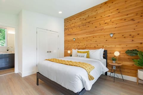 Designer 3B3B in Capitol Hill Pet Friendly House in Lake Union