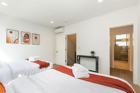 Designer 3B3B in Capitol Hill Pet Friendly House in Lake Union