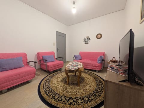 Communal lounge/ TV room, Bed, TV and multimedia, Living room, furniture